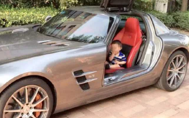 Bị chửi là khoe giàu khi lái Rolls Royce trị giá hơn 20 tỷ đồng tới trường đón con, phụ huynh có phát ngôn gây sốc