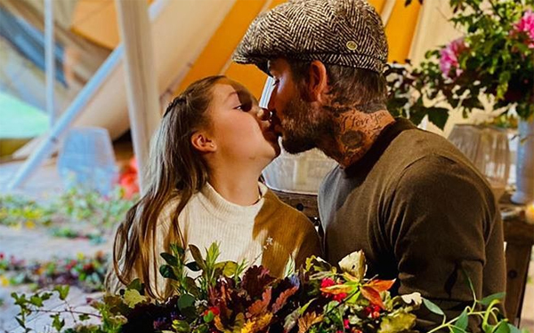 Beckham lại gây tranh cãi khi hôn môi con gái Harper Seven