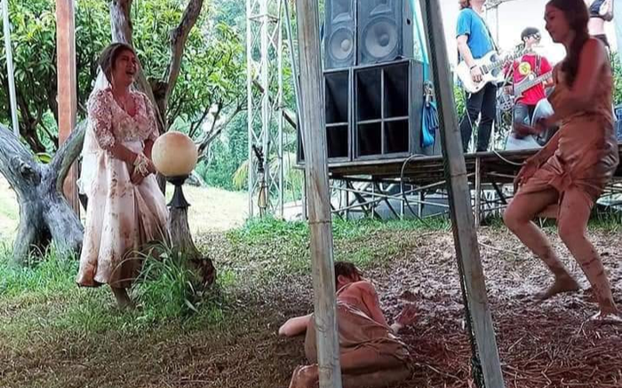Hội chị em túm váy 'quẩy' tung bùn trong đám cưới, nhìn sang váy cô dâu ai cũng lắc đầu ngán ngẩm