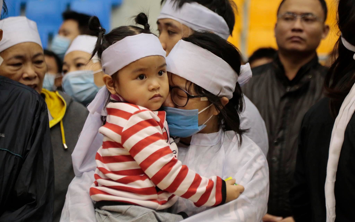 Xót xa những vành khăn tang trong lễ truy điệu 22 cán bộ chiến sĩ Đoàn 337: Người lớn khóc ngặt, trẻ nhỏ ánh mắt vô hồn không hiểu chuyện gì đang xảy ra