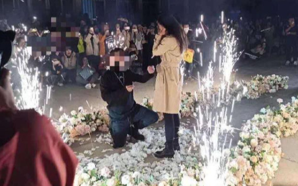 Mang 6 siêu xe vào trường cầu hôn bạn gái, phú nhị đại tưởng được tung hô ai ngờ bị 'ném đá' dữ dội vì lý do này