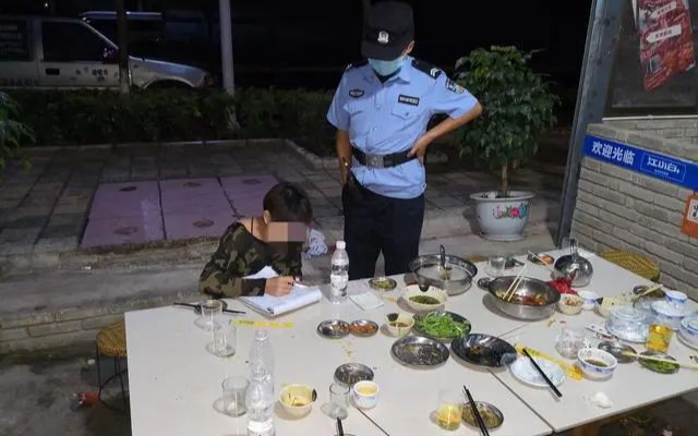 Được mời đi ăn tối, người phụ nữ bỗng được bạn chơi 'bài chuồn', phải ôm cả 'cục nợ' vào người