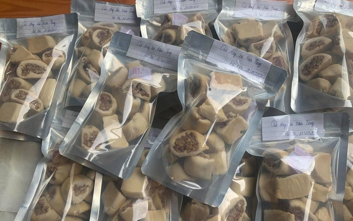 Nữ sinh viên ở Hà Nội tự tay làm 20kg bánh chả gửi bà con miền Trung