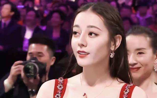 Phản ứng của minh tinh Hoa Ngữ khi giành được giải thưởng: Vương Nhất Bác căng thẳng, Địch Lệ Nhiệt Ba xúc động