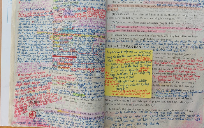 Choáng với phương pháp học của dân chuyên Văn: Chi chít chữ trong sách giáo khoa, dán thêm giấy note cũng chưa chắc đủ!