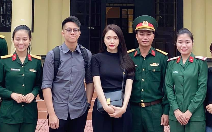 Matt Liu hộ tống Hương Giang thăm và trao quà cho gia đình các chiến sĩ hy sinh vì bão lũ