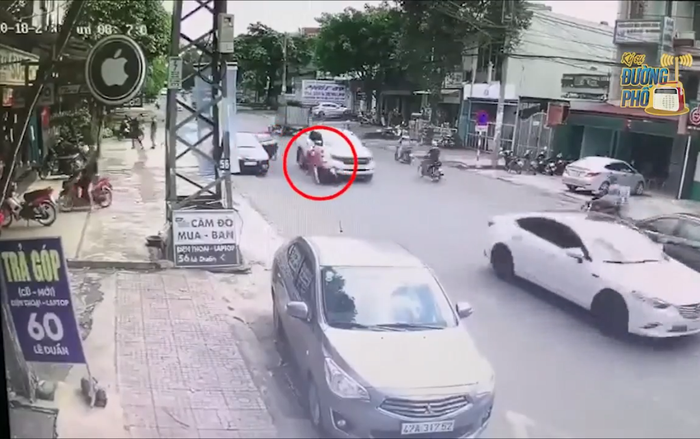 Clip: Mở cửa ô tô không quan sát khiến người đi xe máy suýt bị xe bán tải cán nhưng hành động sau đó của nữ tài xế còn đáng trách hơn