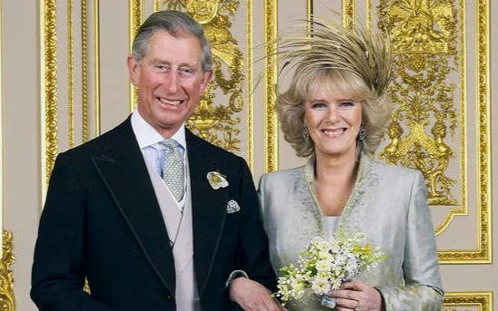 Bị cả nước Anh chửi rủa vì làm 'kẻ thứ ba', bà Camilla vẫn thản nhiên chấp nhận