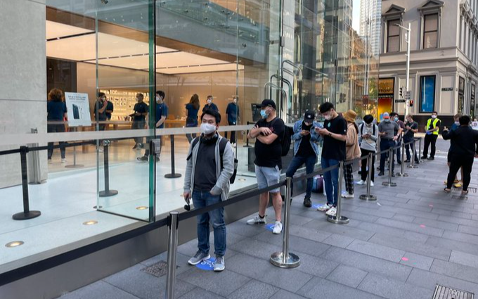 Bất chấp COVID-19, người hâm mộ Apple vẫn xếp hàng từ sớm đợi mua iPhone 12