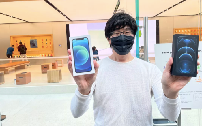 Người đầu tiên mua được iPhone 12 trên thế giới: Xếp hàng từ 11 rưỡi đêm, mua liền hai máy