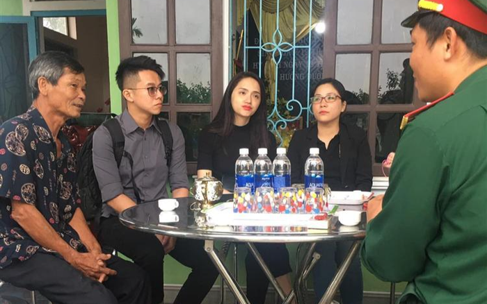 Hương Giang và Matt Liu âm thầm tới lễ tang các chiến sĩ ở Rào Trăng 3