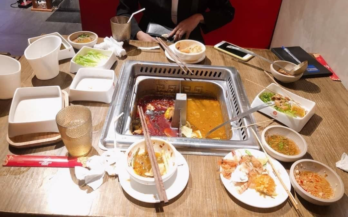 Dân mạng tranh cãi dữ dội câu chuyện khách bị phạt 200 nghìn đồng tại nhà hàng buffet do ăn không hết... 3 lạng rau