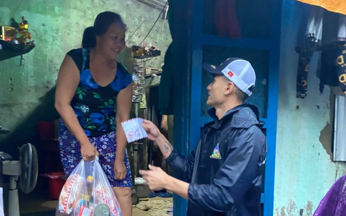 Vĩnh Thụy âm thầm ủng hộ miền Trung 100 triệu đồng, trực tiếp ra Huế trao quà cho bà con