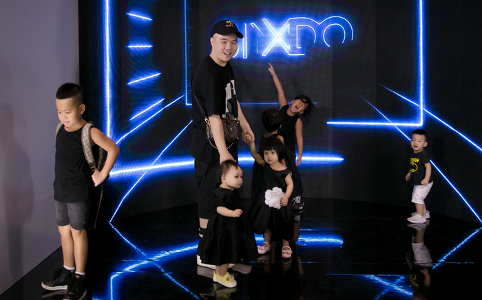 6 nhóc tì nhà Đỗ Mạnh Cường đến động viên bố trong buổi tổng dợt trước show