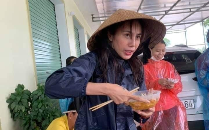 Không cần ra MV hoành tráng, loạt clip cứu trợ miền Trung của Thủy Tiên hiện đang 'xâm chiếm' trending Youtube