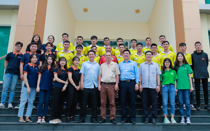 Bầu Đức, bầu Hải về thăm trường Nông Lâm: Thần tượng và sinh viên