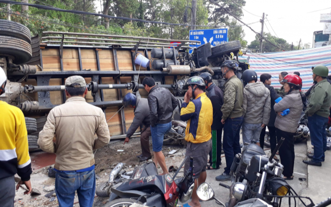 Xe tải chở bia tuột dốc trôi tự do, tông hàng loạt xe máy ở Đà Lạt