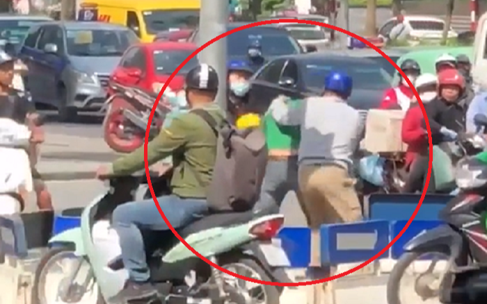 Cách hành xử của tài xế xe ôm công nghệ và người đàn ông sau va chạm khiến dân mạng bức xúc