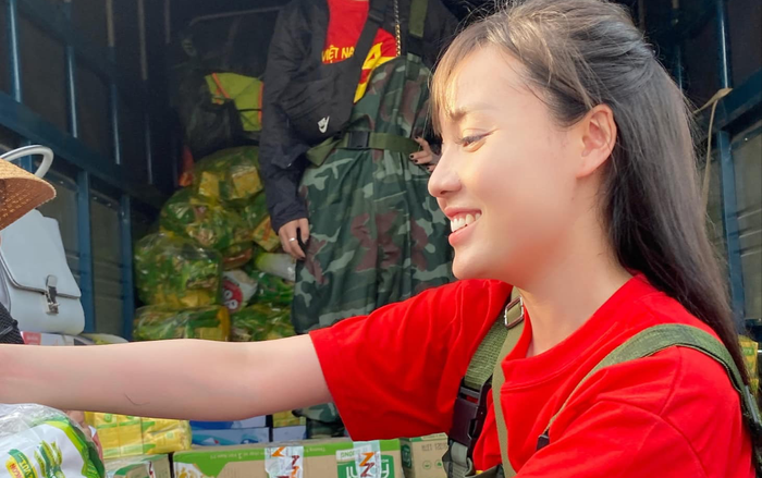 Âu Hà My bị góp ý khi đi hỗ trợ cho đồng bào miền Trung bị lũ lụt