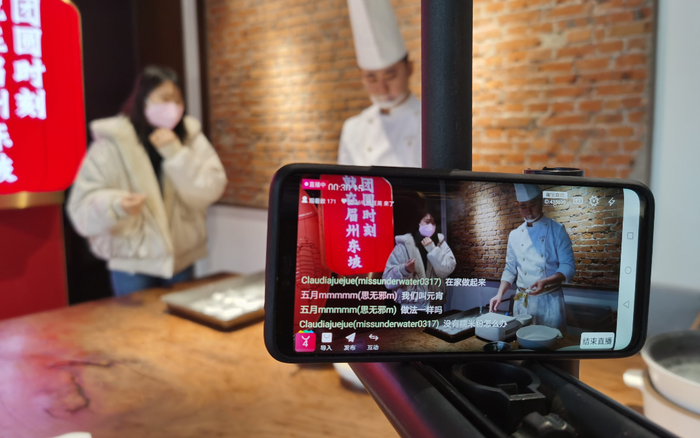 Vì sao giới trẻ Trung Quốc lại hào phóng chi tiền tặng các livestreamer?