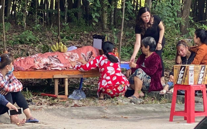 Nam thanh niên 18 tuổi nghi bị điện giật tử vong, thi thể phải để ngoài lề đường khiến nhiều người xót xa