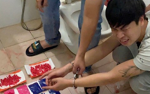 Chưa kịp phi tang số lượng lớn thuốc lắc, nam thanh niên bật khóc khi bị công an ập vào bắt giữ