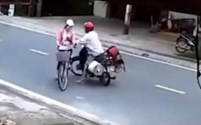 Sàm sỡ nữ sinh 13 tuổi trên đường, nam thanh niên bị người dân vây bắt