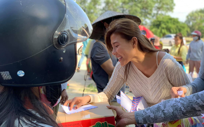 Thúy Diễm lên tiếng khi bị so sánh với Thủy Tiên khi đi làm từ thiện