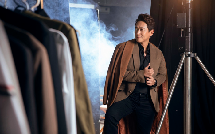 Hứa Vĩ Văn xuất hiện với hình ảnh phong trần, bụi bặm, tuy khác lạ nhưng vẫn đốn tim fan