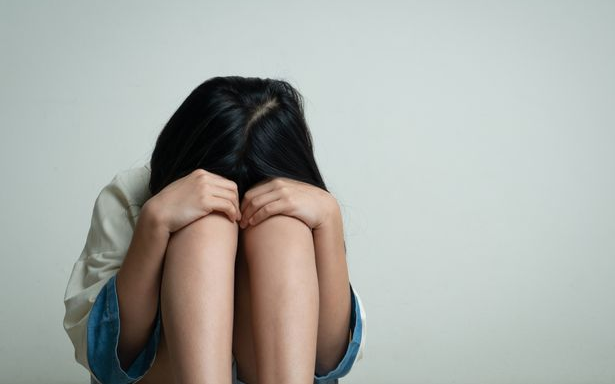 Từ chối quan hệ, thiếu nữ bị 3 gã đàn ông ném khỏi ban công