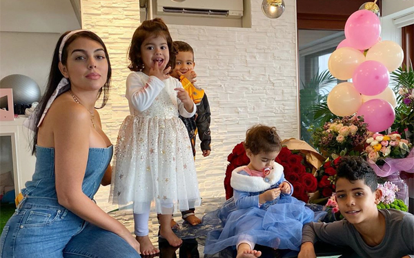 Ronaldo thở phào vì Georgina và các con không nhiễm Covid-19