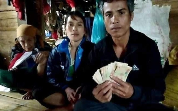 Phát hiện 10 triệu đồng trong túi quần áo cứu trợ sau lũ, người đàn ông nghèo nhờ xã trả lại người mất