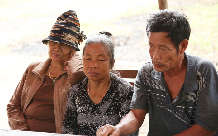 Người dân chặn xe vào bãi rác Nam Sơn, Hà Nội lại ngập rác thải: 'Chúng tôi sống ở đây mấy chục năm nay đã quá khổ, người mắc bệnh ngày một nhiều'