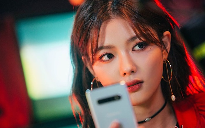 Kim Yoo Jung khoe nhan sắc xinh đẹp hiếm trong ảnh selfie ở nhà