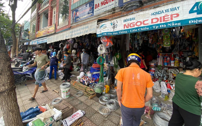 Ảnh: Người dân Đà Nẵng tranh thủ 'đi chợ' mua đồ chống chèn nhà cửa trước cơn bão số 9