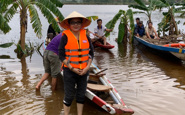 NSND Thanh Ngân hủy hết show diễn, trực tiếp vào tâm lũ trao quà cho bà con miền Trung