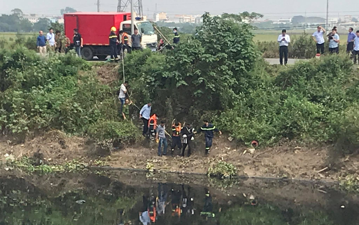 Cảnh sát dẫn nghi phạm đến hiện trường, huy động xuồng máy, thợ lặn tìm kiếm nữ sinh Học viện Ngân hàng mất tích