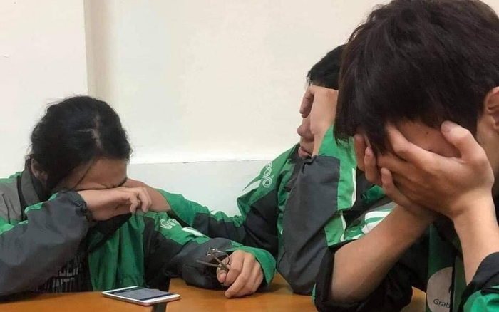 Sự thật bức ảnh 3 sinh viên khoác áo xe ôm công nghệ buồn bã ở góc lớp cùng câu chuyện đặc biệt phía sau