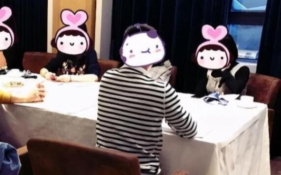 Thấy bạn gái dẫn theo 4 người tới buổi gặp mặt đầu tiên, chàng trai có hành xử gây tranh cãi