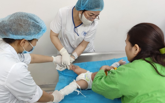 Mẹ bất cẩn để bình ủ sữa dưới sàn khiến bé trai 7 tháng tuổi bị bỏng nặng