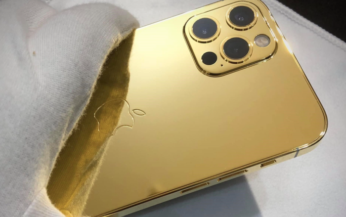 Cận cảnh iPhone 12 Pro mạ vàng 24K giá hơn 100 triệu đồng tại Việt Nam