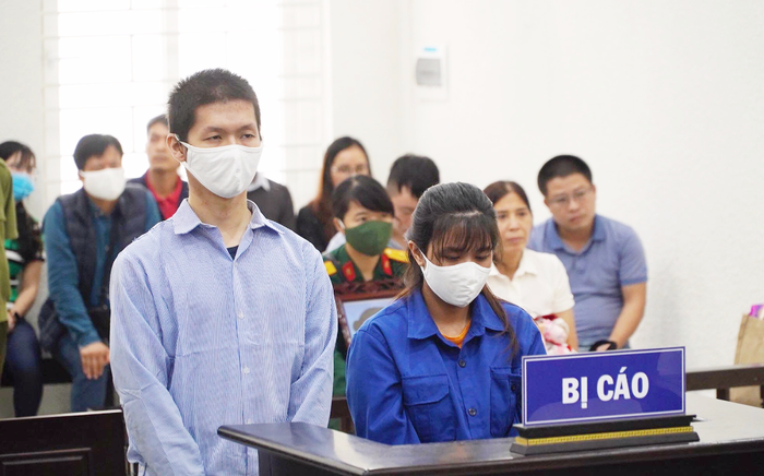 Vắng mặt 3 luật sư bào chữa, hoãn phiên toà xét xử mẹ đẻ cùng cha dượng bạo hành con gái 3 tuổi tử vong