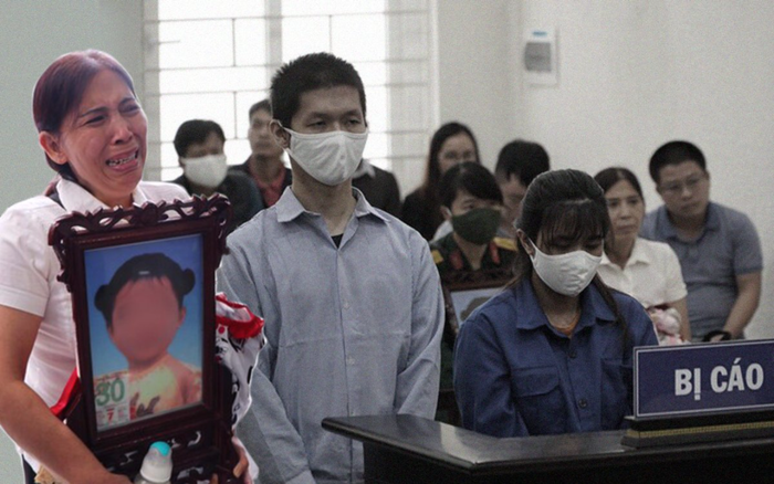 Bà ngoại ôm di ảnh bé gái 3 tuổi bị mẹ đẻ cùng cha dượng bạo hành tử vong bật khóc tại tòa