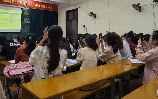 Kiểu ghi chép phổ biến của sinh viên hiện nay: Đồng loạt giơ điện thoại lên chụp bài giảng
