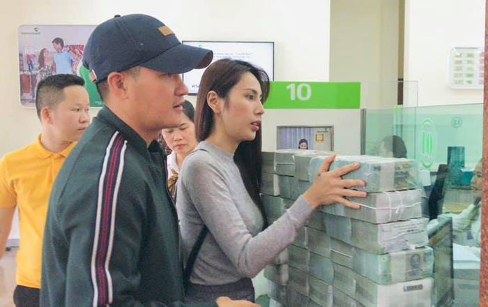 Thủy Tiên - Công Vinh 'ghi bàn thắng' đẹp, giúp bà cụ bị kéo mạnh tay trong lúc nhận cứu trợ