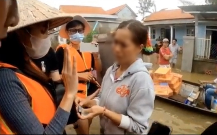Thủy Tiên thẳng thừng từ chối người dân xin tiền khi đi cứu trợ vì lí do này