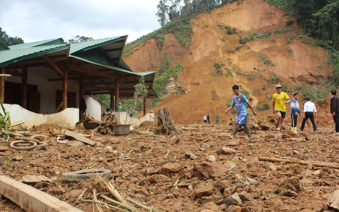 Sạt lở vùi lấp nhà dân ở Quảng Nam, 8 người trong gia đình may mắn thoát nạn