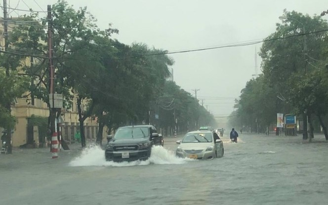 Mưa lớn kéo dài suốt đêm, TP Vinh ngập nước trên diện rộng