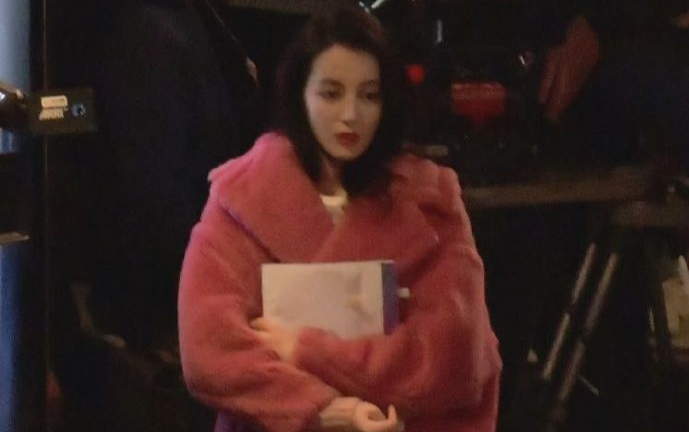 Địch Lệ Nhiệt Ba ngoài đời có đẹp như trên màn ảnh nhỏ trong loạt ảnh hậu trường?