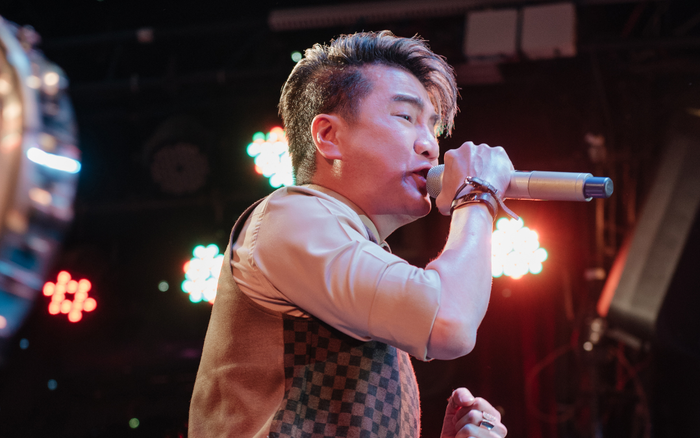 Đàm Vĩnh Hưng đấu giá 'đồ quý' trong đêm nhạc gây quỹ cứu trợ miền Trung